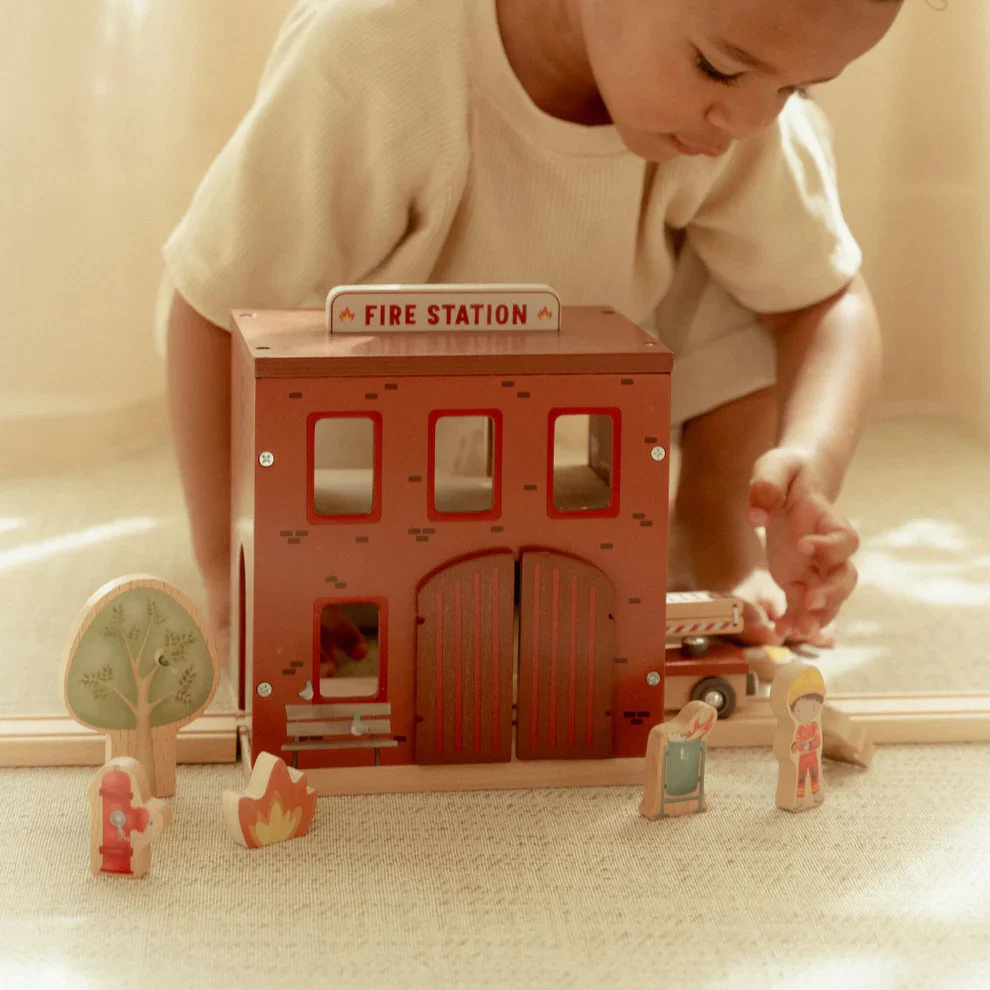 Little Dutch Wooden Fire Station - Image 2