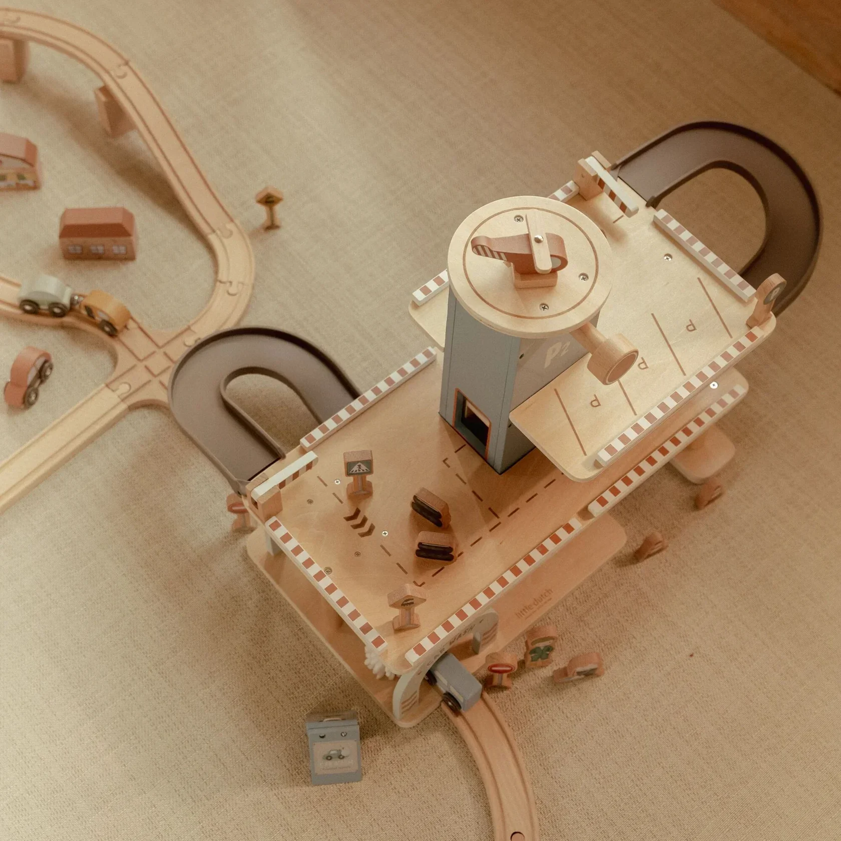 Little Dutch Wooden Play Garage - Image 12