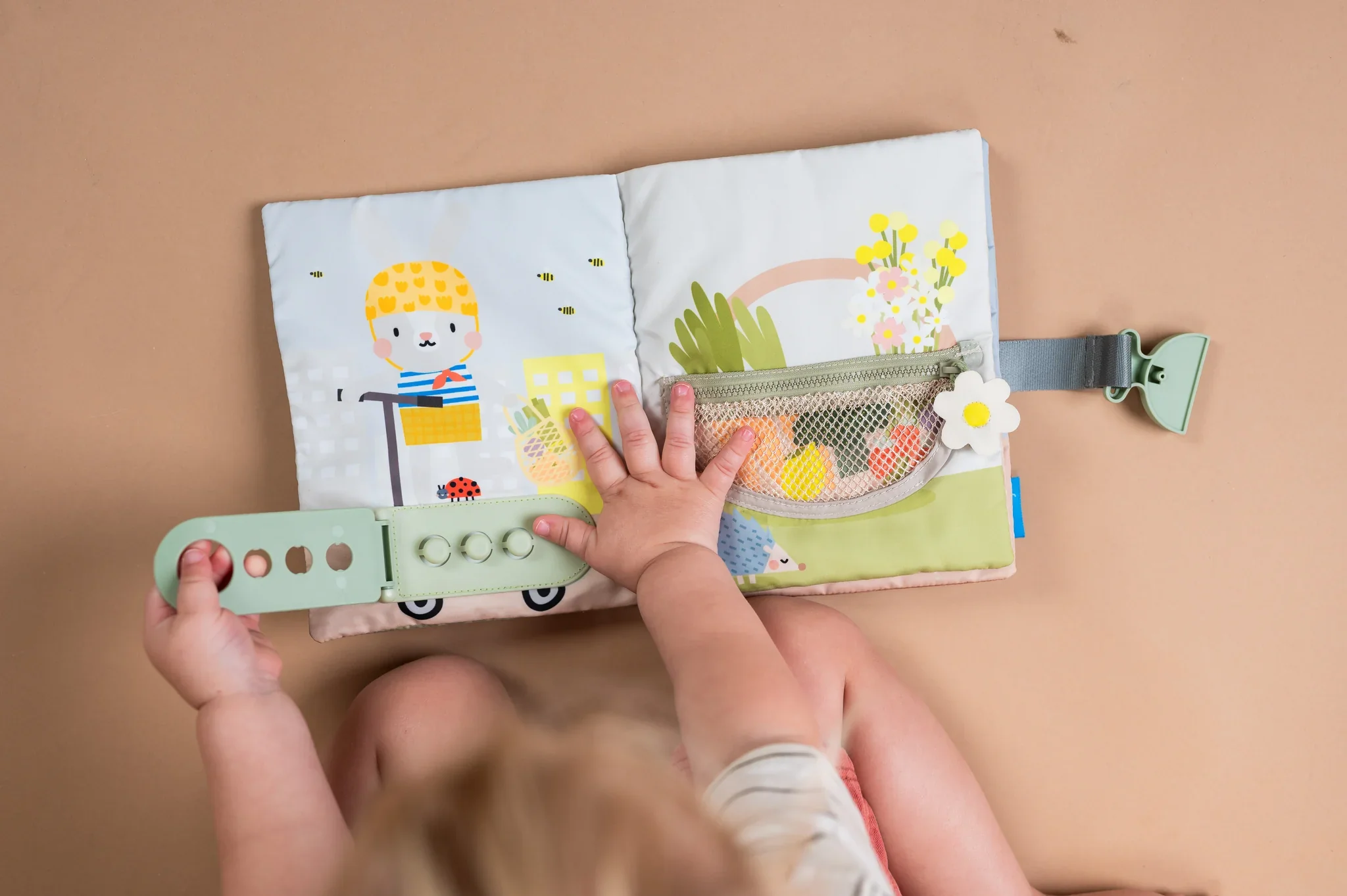 Taf Toys Quiet Busy Book 18m + - Image 4